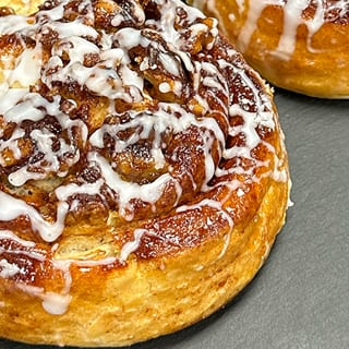 STICKY BUN (w/ WALNUTS)